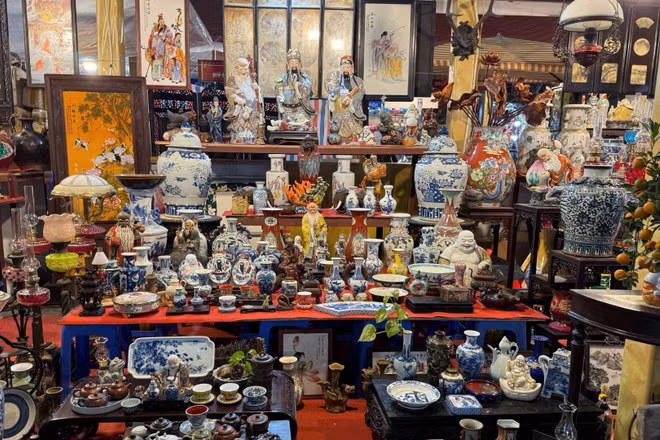 Mỗi năm một lần, chợ đồ cổ đồ giả cổ lại họp từ 23 tháng Chạp trên phố Hàng Lược-Hàng Mã.