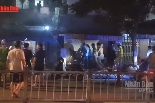 [Video] Cứu thoát 6 người trong vụ cháy nhà giữa đêm 