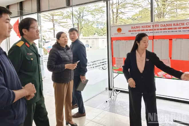 Đoàn giám sát xã Thanh Trì khảo sát thực tế tại các địa điểm tổ chức bỏ phiếu.