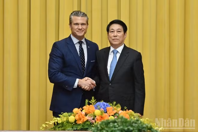 Chủ tịch nước Lương Cường tiếp Bộ trưởng Bộ Chiến tranh Hoa Kỳ Pete Hegseth. (Ảnh Thủy Nguyên)
