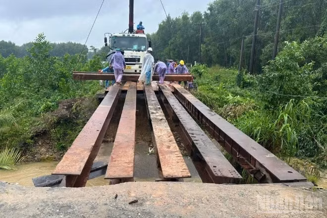 Sau sự cố sập cầu Cây Sung, chiều 2/11, các lực lượng khẩn trương lắp ghép cầu tạm.