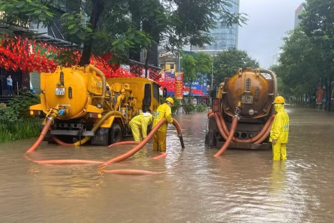 Xí nghiệp Thoát nước số 4 tăng cường xe hút cùng 2 xe của Xí nghiệp Thi công cơ giới phục vụ điểm ngập 165 Thái Hà.
