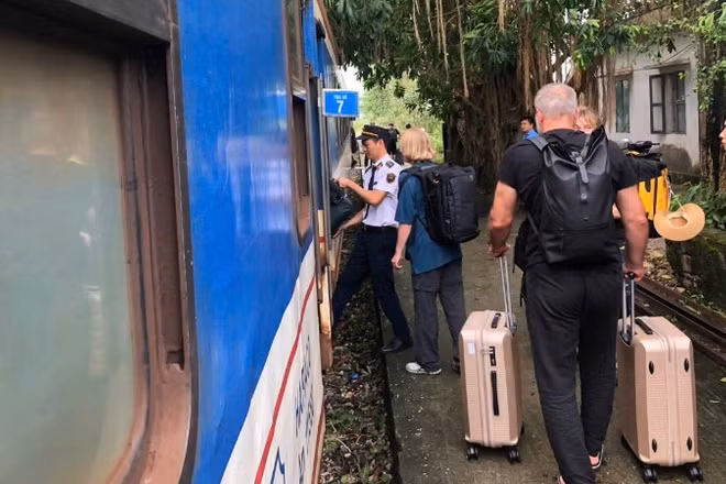 Có 4 chuyến tàu khách liên vận quốc tế và 21 chuyến tàu khách tuyến phía nam và phía tây phải tạm dừng do ảnh hưởng mưa bão.