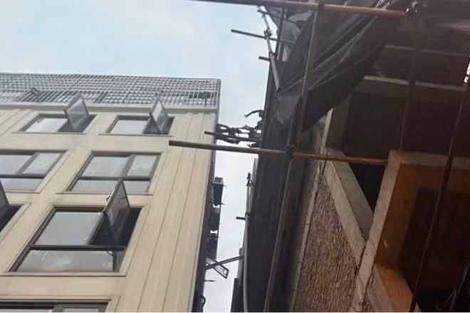 Lực lượng cảnh sát phòng cháy, chữa cháy và cứu nạn, cứu hộ cứu người lối thoát nạn khẩn cấp qua thang sang nhà bên cạnh.