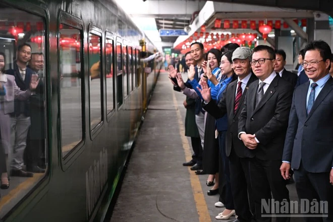 "Chuyến tàu hạnh phúc" chính thức khởi hành từ ga Hà Nội vào sáng 2/2. (Ảnh: THÀNH ĐẠT)