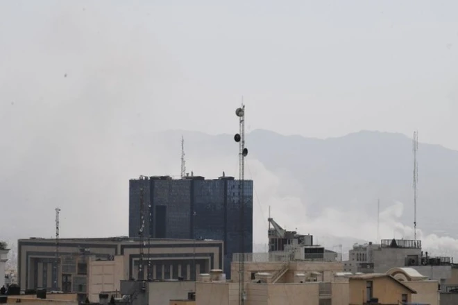 Khói bốc lên từ thủ đô Tehran, Iran sau cuộc oanh kích của Israel ngày 28/2/2026. (Ảnh: THX/TTXVN)