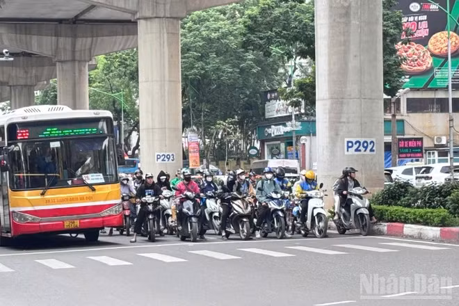 Sự xuất hiện của camera AI khiến người dân có thái độ chấp hành quy định về an toàn giao thông nghiêm túc hơn. (Ảnh: PHƯƠNG THẢO)