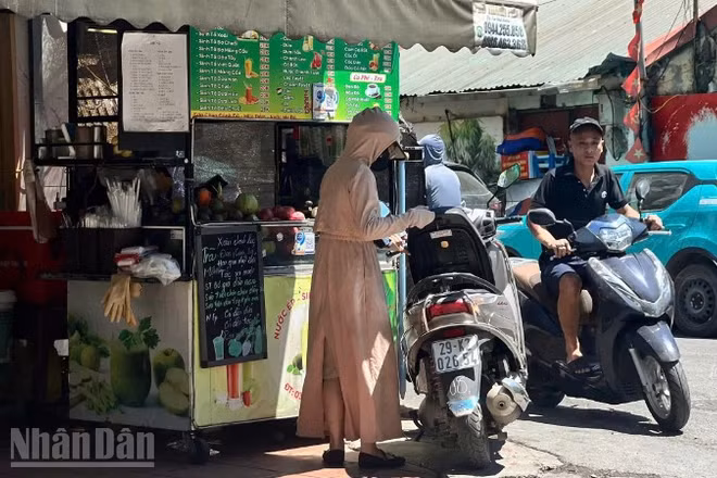 [Video] Người dân Thủ đô xoay sở chống chọi với nắng nóng đỉnh điểm