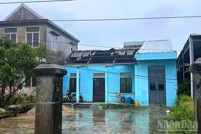 Thành phố Huế có hơn 70 nhà bị tốc mái do mưa dông