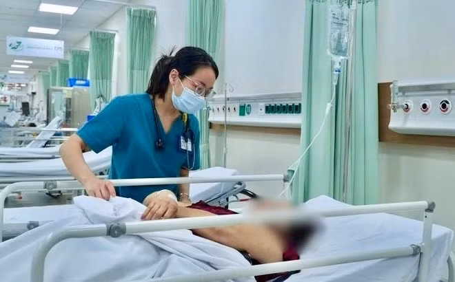 Một trường hợp nghi ngộ độc thực phẩm được chăm sóc tại Bệnh viện Quân y 175. (Ảnh: Bệnh viện cung cấp)