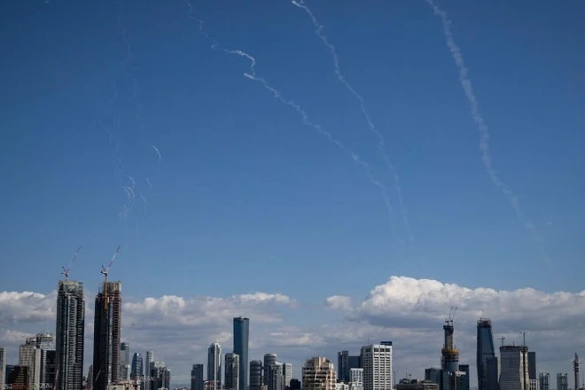Những vệt khói trên bầu trời Tel Aviv (Israel) khi hệ thống phòng không Israel đánh chặn tên lửa từ Iran ngày 1/3/2026. (Ảnh: THX/TTXVN)
