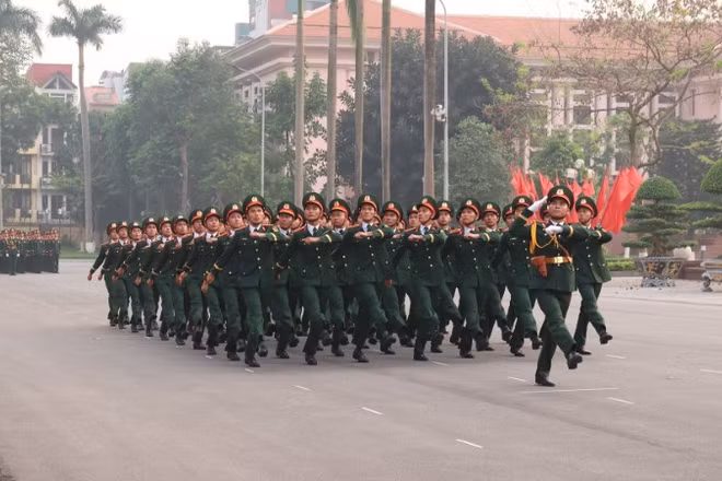 Đội hình mẫu thực hiện các động tác đi đều, đi nghiêm.