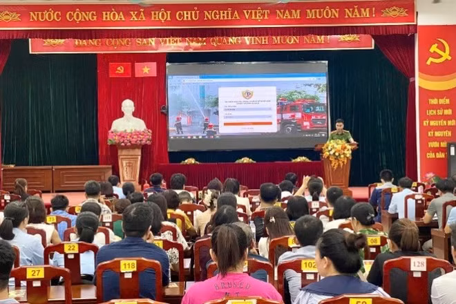 Lực lượng chức năng hướng dẫn cơ sở khai báo, cập nhật thông tin của cơ sở thuộc diện quản lý về phòng cháy, chữa cháy và cứu nạn, cứu hộ. (Nguồn: Công an thành phố Hà Nội)