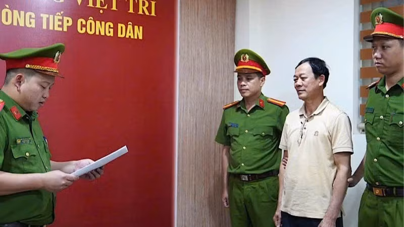 Cơ quan Công an tỉnh Phú Thọ đọc quyết định khởi tố bị can, lệnh bắt bị can để tạm giam đối với Quách Chí Lâm (thứ 2 từ phải sang). (Ảnh: Công an tỉnh Phú Thọ)