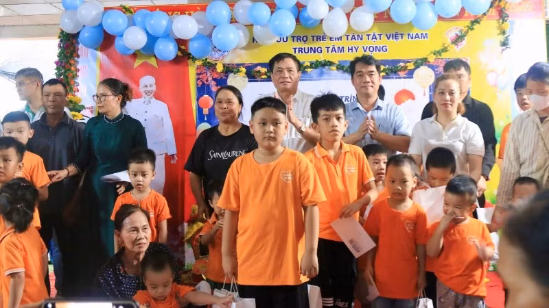 TS. Trần Doãn Tiến, Tổng Biên tập Tạp chí Sức khỏe trẻ em và ông Trần Trung Kiên, Chủ tịch UBND phường Chí Linh trao tặng quà Trung thu cho các cháu thiếu nhi tại Trung tâm Hy vọng.