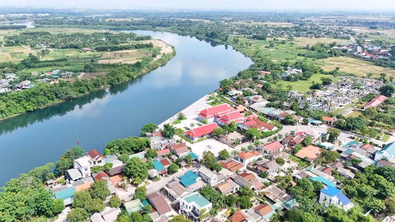Khu lưu niệm Tổng Bí thư Lê Duẩn ở thôn Hậu Kiên (cụm nhà mái màu đỏ) nhìn ra mặt sông Thạch Hãn xanh biếc.
