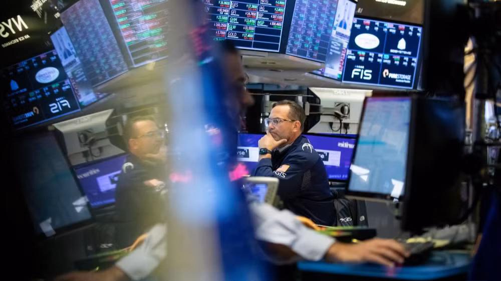 Giao dịch viên làm việc trên sàn chứng khoán New York (NYSE) tại thành phố New York, Mỹ. (Ảnh: THX/TTXVN phát)