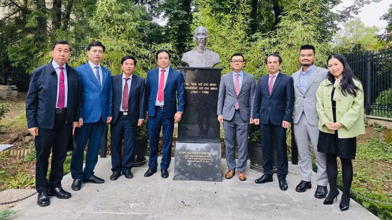 Đoàn công tác thăm và làm việc với Đại sứ quán Việt Nam tại Cộng hòa Áo.