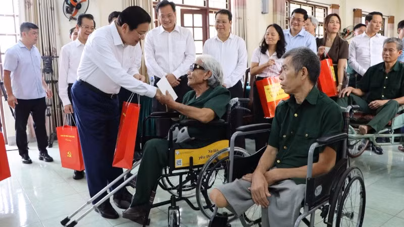 Đồng chí Phan Đình Trạc ân cần thăm hỏi, chúc sức khỏe thương binh, bệnh binh tại Trung tâm Điều dưỡng, chăm sóc người có công tỉnh Hưng Yên.