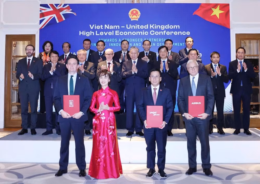 Tổng Bí thư Tô Lâm (giữa) chứng kiến Vietjet trao các hợp đồng đặt mua máy bay với Airbus tại Hội nghị Kinh tế cấp cao Việt Nam-Anh.