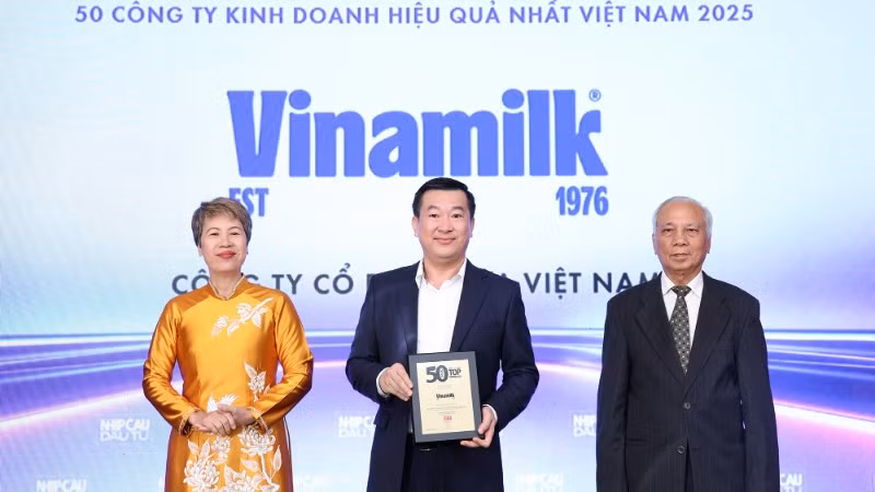 Đại diện Vinamilk - ông Đỗ Thanh Tuấn, Giám đốc Đối ngoại nhận vinh danh Top 50 Công ty kinh doanh hiệu quả nhất Việt Nam 2025. (Ảnh: Nguyễn Hoàng)