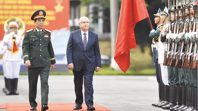 Bộ trưởng Quốc phòng Phan Văn Giang và Bộ trưởng Quốc phòng Thổ Nhĩ Kỳ Yasar Guler duyệt đội hình danh dự. (Ảnh: THẾ ĐẠI)