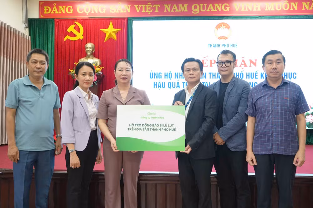 dai-dien-thanh-pho-hue-nhan-qua-cua-grab-chung-tay-ho-tro-dong-bao-bi-lu-lut-tren-dia-ban-thanh-pho.png