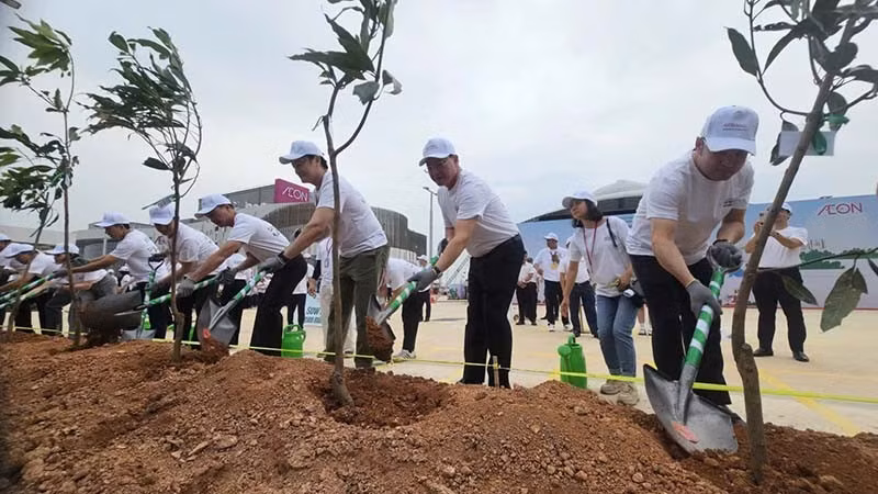 Lãnh đạo tỉnh Thanh Hóa tham gia trồng cây xanh trong trước Aeon Mall Thanh Hóa. (Ảnh: MAI LUẬN)