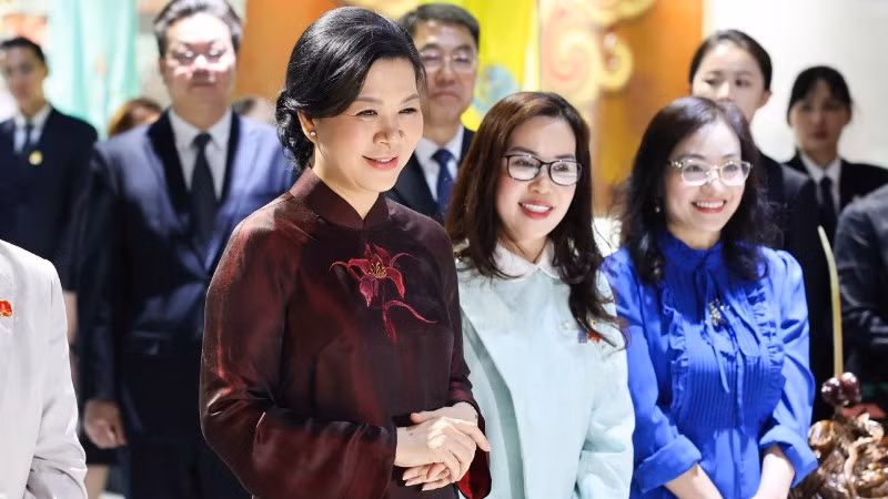 Bà Ngô Phương Ly - Phu nhân Tổng Bí thư, Chủ tịch nước Tô Lâm đến thăm Bảo tàng Âm nhạc dân tộc Quảng Tây. (Ảnh: TTXVN phát)