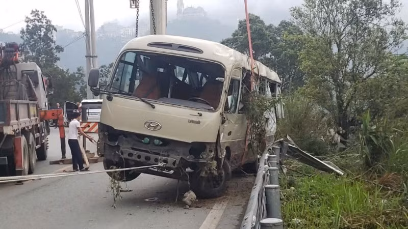 Hình ảnh chiếc xe bị tai nạn được cẩu lên mặt đường.