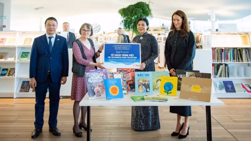 Phu nhân Tổng Bí thư Tô Lâm, bà Ngô Phương Ly trao tặng Thư viện Oodi “Tủ sách tiếng Việt”.