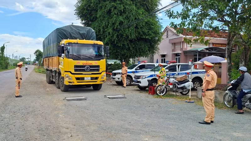 Cảnh sát giao thông tăng cường kiểm tra xe quá tải trọng, cơi nới thùng, chạy quá tốc độ trên Quốc lộ 29.