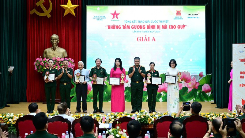 Ban Tổ chức vinh danh tác giả và nhân vật trong các tác phẩm đoạt giải A.