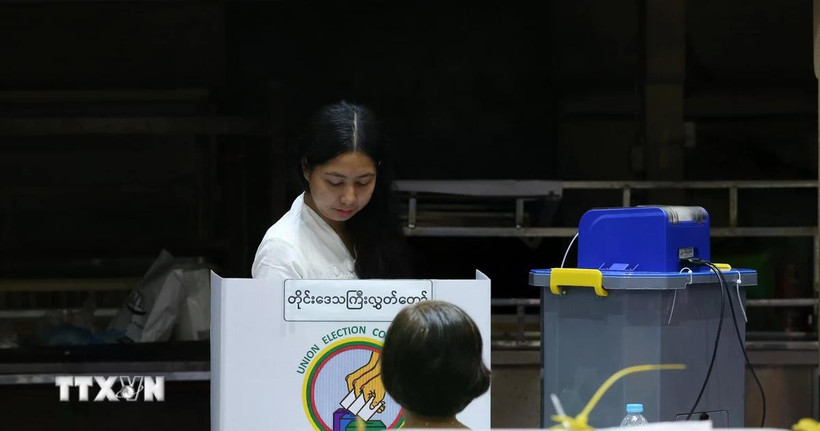 Cử tri bỏ phiếu trong giai đoạn 3 của cuộc tổng tuyển cử tại Yangon, Myanmar, ngày 25/1/2026. (Ảnh: THX/TTXVN)