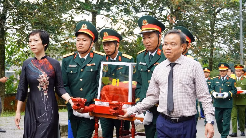 Lễ viếng, truy điệu và an táng 14 hài cốt liệt sĩ tại Nghĩa trang liệt sĩ xã Khe Sanh, tỉnh Quảng Trị.