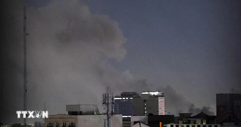 Khói bốc lên sau vụ tấn công tại Tehran, Iran, ngày 1/3/2026. (Ảnh: THX/TTXVN)
