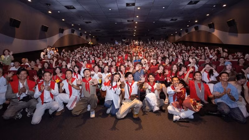 Đoàn làm phim Mưa đỏ giao lưu với khán giả Thủ đô. (Ảnh: GIA LINH)