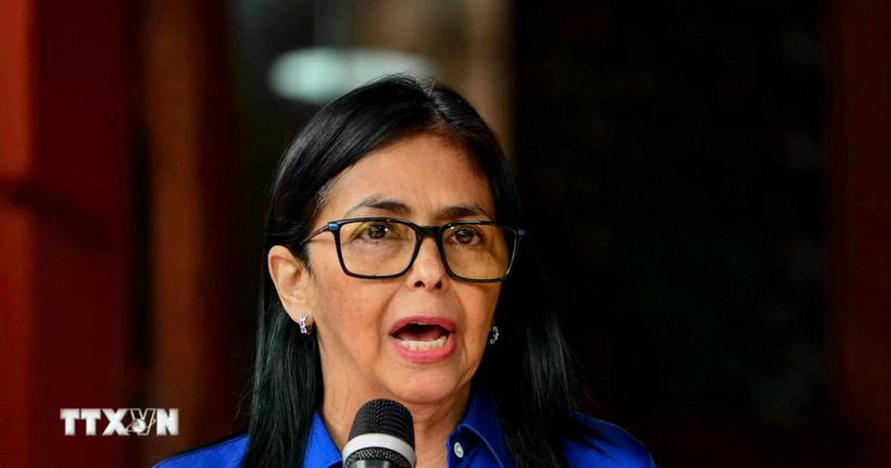 Tổng thống lâm thời Venezuela Delcy Rodriguez phát biểu tại cuộc họp báo ở Caracas, Venezuela. (Ảnh: THX/TTXVN)