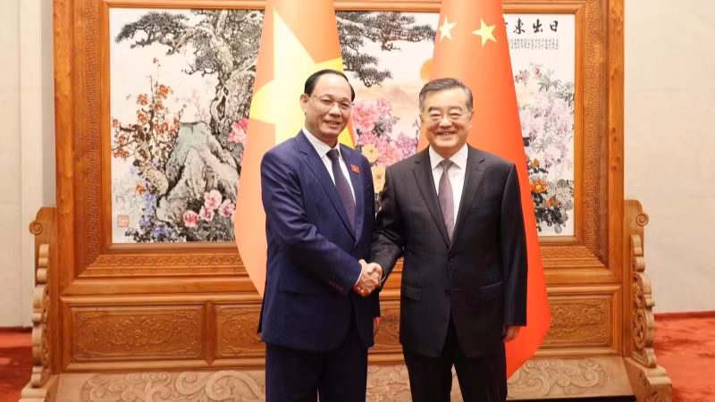 Phó Chủ tịch Quốc hội Trần Quang Phương (trái) và Phó Ủy viên trưởng Nhân đại toàn quốc Trung Quốc Trương Khánh Vĩ. (Ảnh: TTXVN)