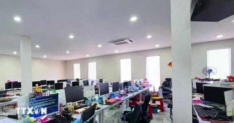 Một tòa nhà được dùng cho hoạt động lừa đảo trực tuyến tại thành phố Poipet. (Ảnh: AKP/TTXVN phát)