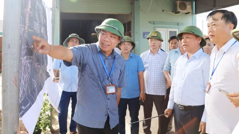 Lãnh đạo xã Hưng Nguyên Nam báo cáo về công tác giải phóng mặt bằng dự án đường sắt tốc độ cao.