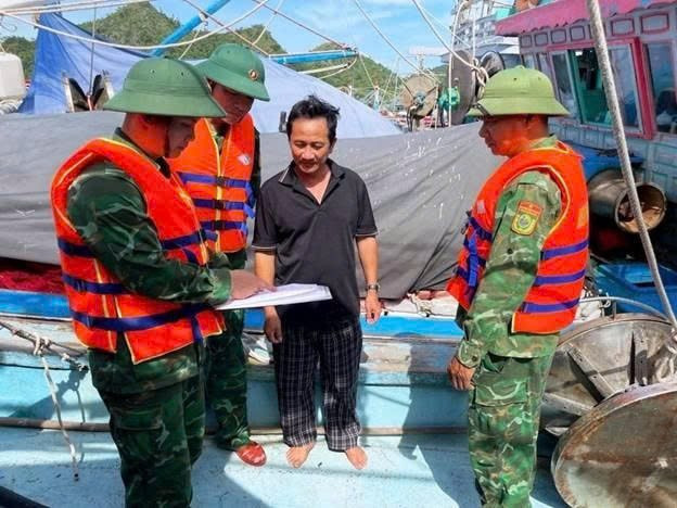 Bộ đội Biên phòng Hải Phòng tuyên truyền, vận động ngư dân phòng chống bão số 11.