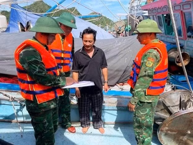 Bộ đội Biên phòng Hải Phòng tuyên truyền, vận động ngư dân phòng chống bão số 11.