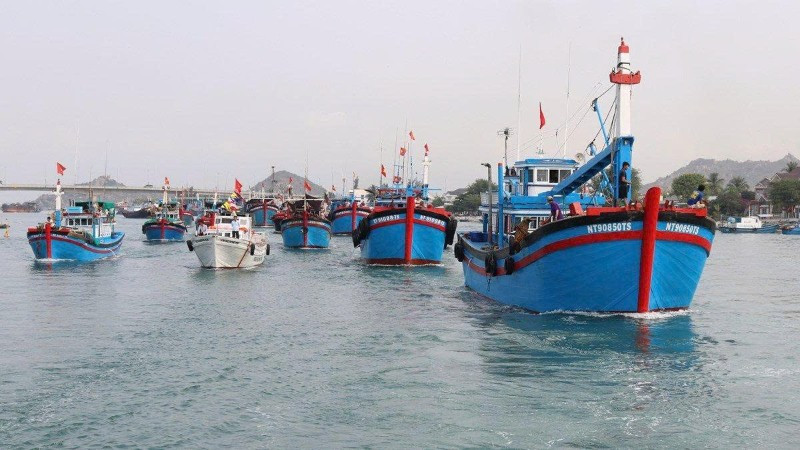 Đội tàu cá của ngư dân Khánh Hòa vươn khơi khai thác hải sản. (Ảnh: NGUYỄN THÀNH)