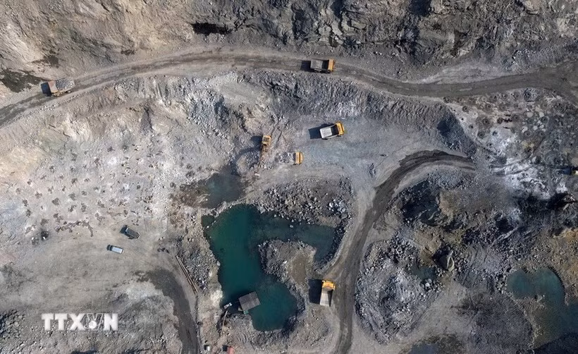 Hoạt động khai thác quặng lộ thiên tại khai trường Chi nhánh Mỏ tuyển đồng Sin Quyền Lào Cai-Vimico. (Ảnh: Quốc Khánh/TTXVN)