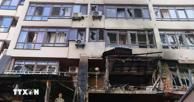 Một tòa nhà bị hư hỏng tại quận Shevchenkivskyi ở thủ đô Kiev, Ukraine ngày 21/7/2025. (Ảnh: THX/TTXVN)