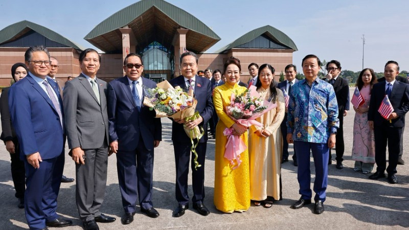 Chủ tịch Thượng viện Malaysia Dato’ Awang Bemee Awang Ali Basah ra sân bay tiễn Chủ tịch Quốc hội Trần Thanh Mẫn cùng Phu nhân và Đoàn đại biểu cấp cao Việt Nam. (Ảnh: TTXVN)
