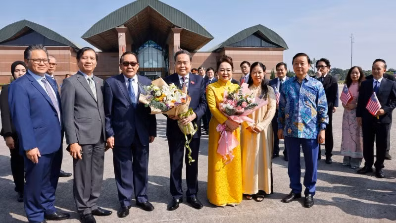 Chủ tịch Thượng viện Malaysia Dato’ Awang Bemee Awang Ali Basah ra sân bay tiễn Chủ tịch Quốc hội Trần Thanh Mẫn cùng Phu nhân và Đoàn đại biểu cấp cao Việt Nam. (Ảnh: TTXVN)