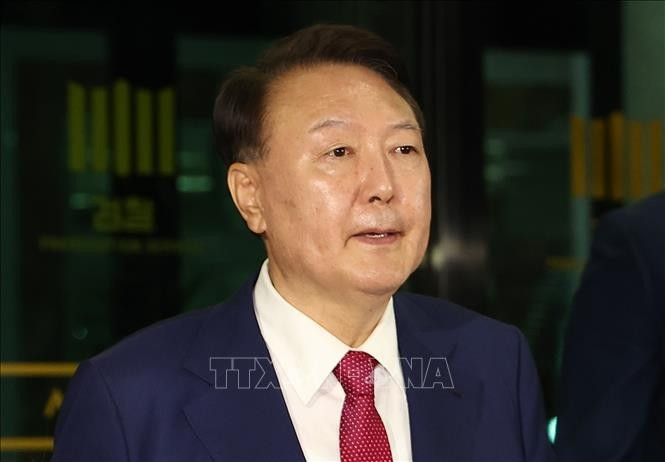 Cựu Tổng thống Hàn Quốc Yoon Suk Yeol rời Văn phòng công tố cấp cao Seoul ngày 6/7/2025. (Ảnh: Yonhap/TTXVN)