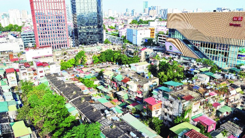 Nhiều khu nhà tập thể lắp ghép tấm lớn giờ trở thành dị thể trong đô thị đang giàu đẹp lên.
